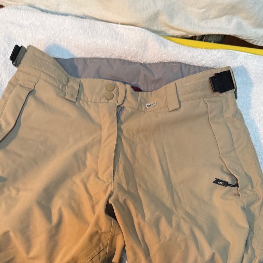 Women’s Convert Columbia Board wear. Lots of pockets & Zippers